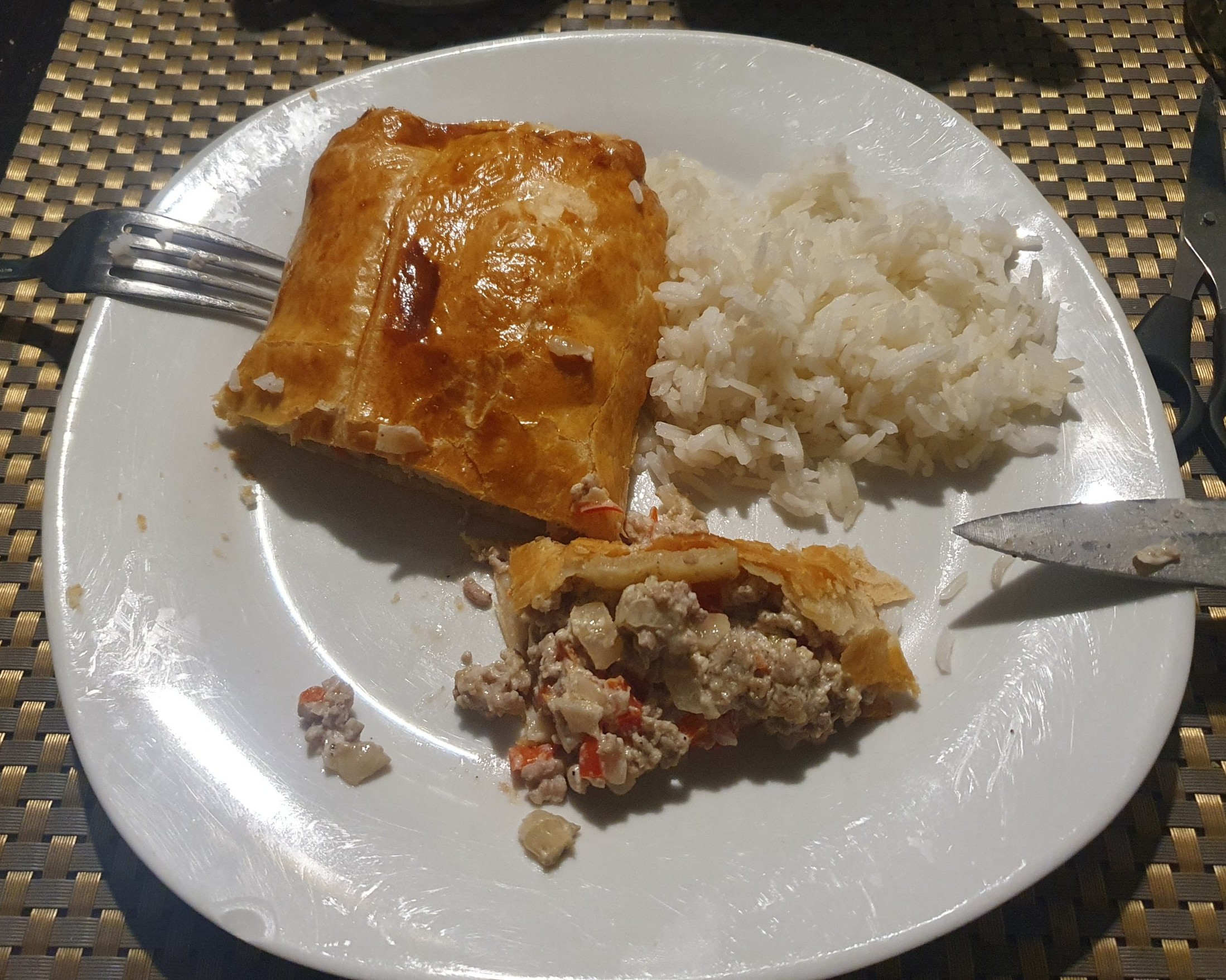 Pikant gefüllter Blätterteigstrudel mit Faschiertem und Paprika